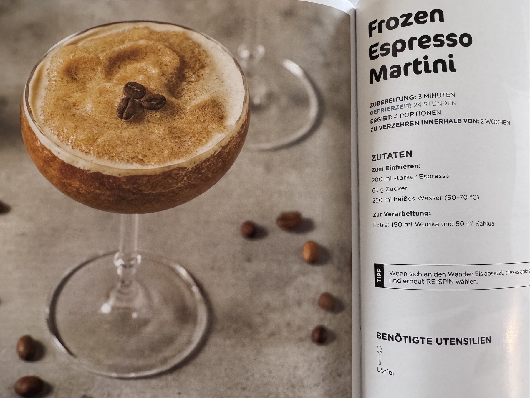 Ein Foto und das Rezept für Frozen Espresso Martini in einemRezeptbuch